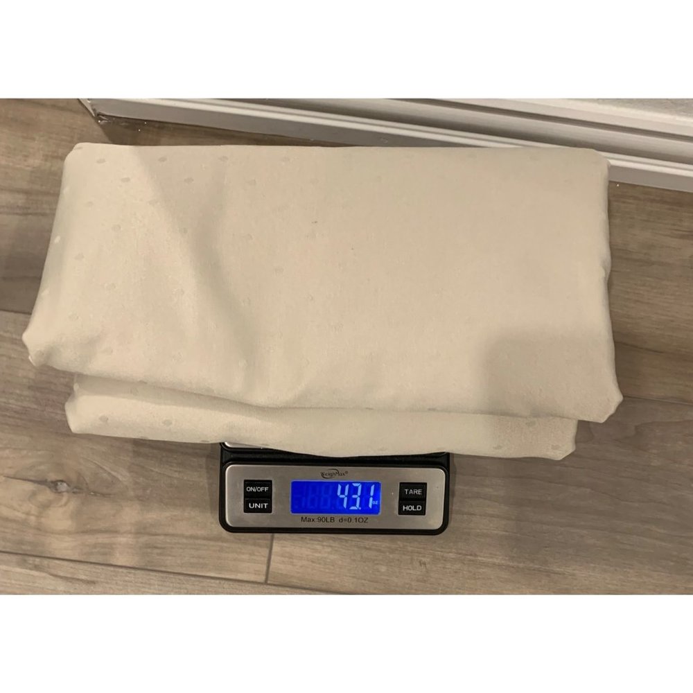 Kate Spade New York  Silver/Grey "Larabee Dot" Tablecloth 58"x99" and 6 Napkins - Picture 15 of 15